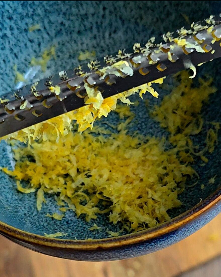 Zitronenabrieb für Skordalia Rezept vorbereiten