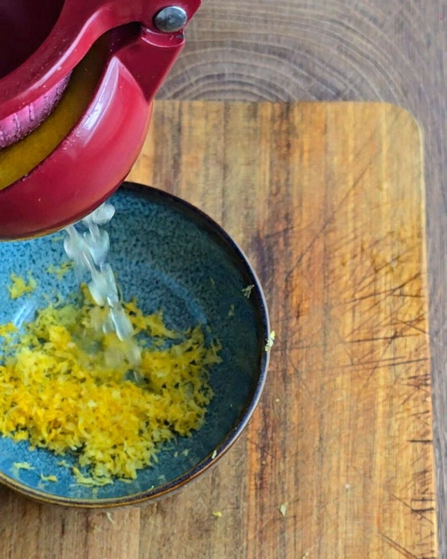 Zitronensaft für Skordalia Rezept auspressen