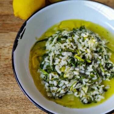 Spanakorizo vegan – griechischer Spinatreis mit Zitrone & Dill 4 Veganes Spanakorizo – cremiger griechischer Spinatreis mit Spinat, Zitrone und Olivenöl