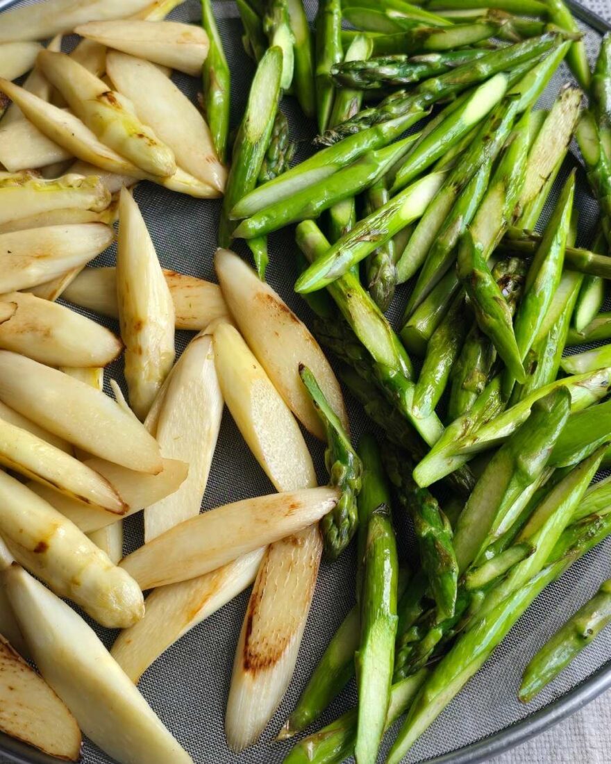 Angebratener grüner und weißer Spargel für Spargel-Erdbeer-Salat