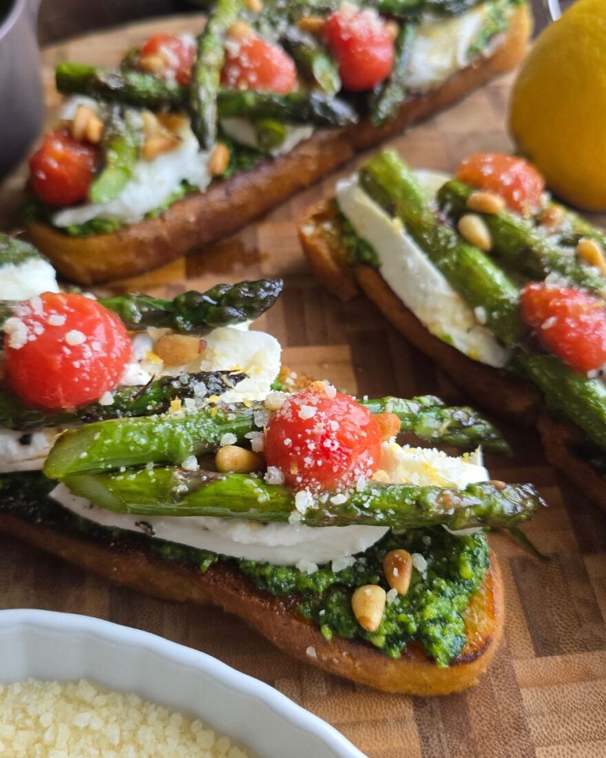 Spargel-Crostini mit Burrata und Bärlauchpesto – das kreative Spargelrezept zur Saison 10 Nahaufnahme der Spargel-Crostini mit Burrata und Bärlauchpesto