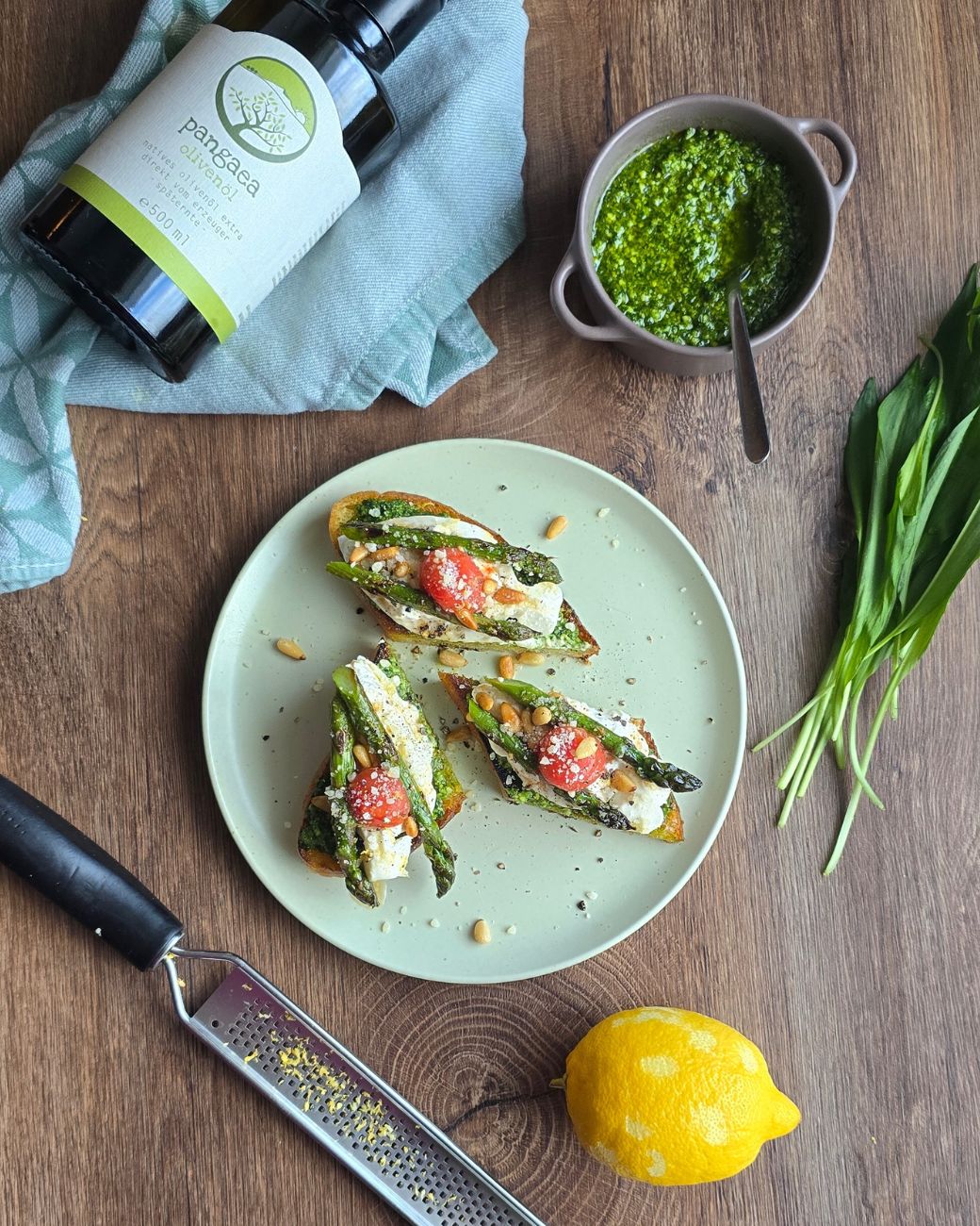 Spargel-Crostini mit Burrata, Bärlauchpesto und Pangaea Olivenöl