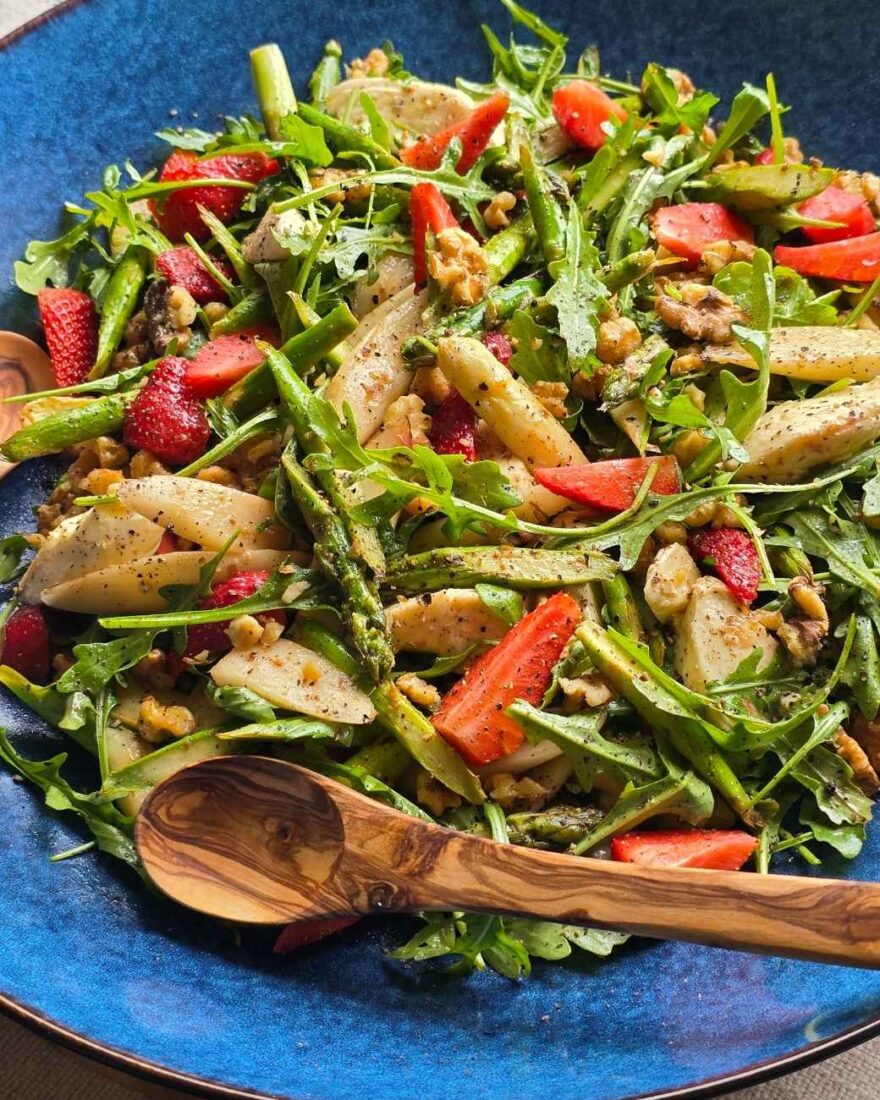 Nahaufnahme vom Spargel-Erdbeer-Salat mit Rucola und Walnüssen