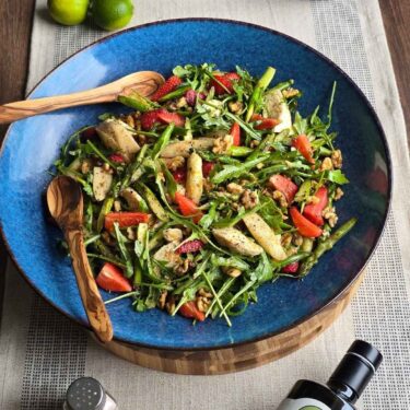 Spargel-Erdbeer-Salat mit Rucola & Walnüssen 6 Spargel-Erdbeer-Salat mit Rucola, Walnüssen und Pangaea Olivenöl
