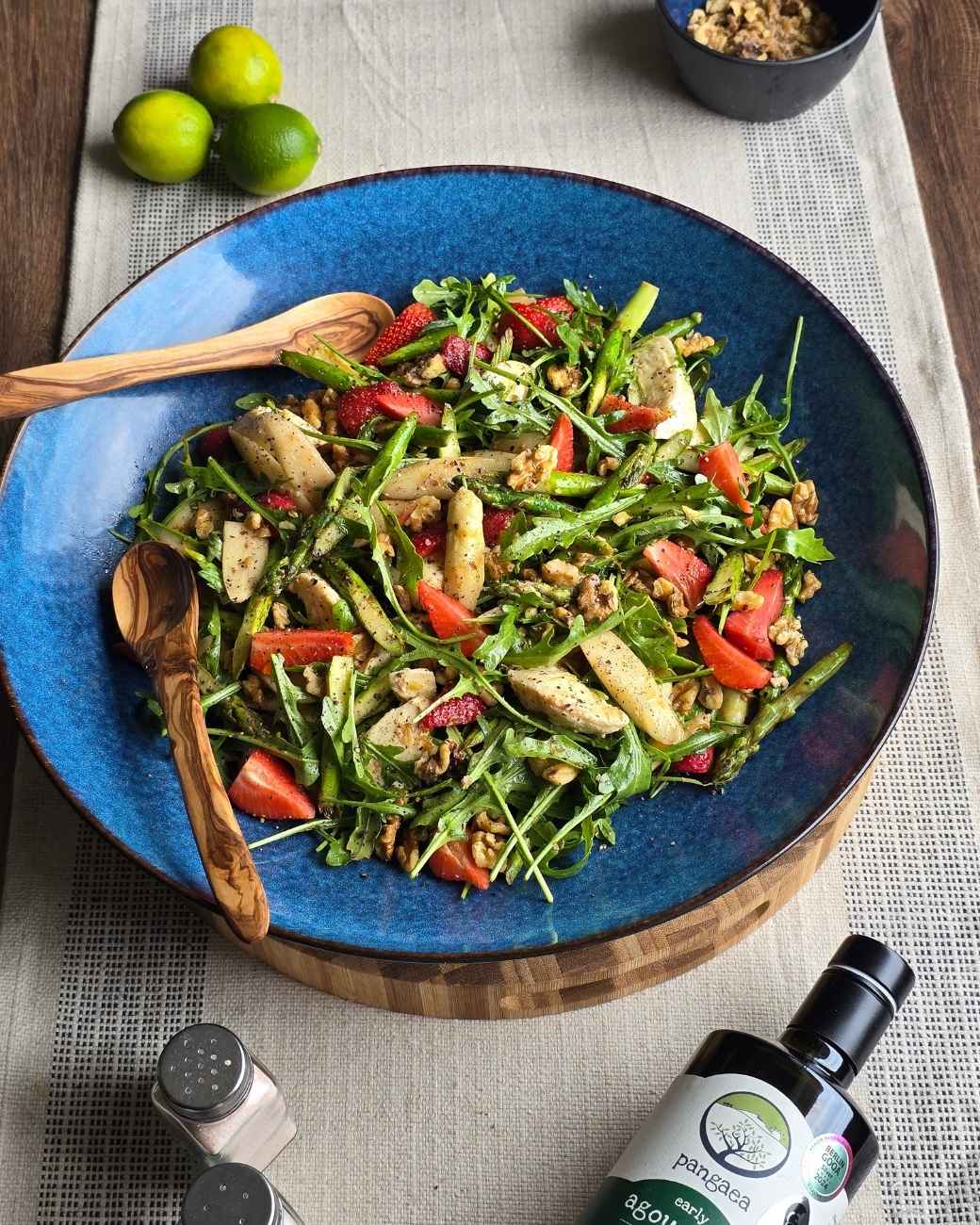 Spargel-Erdbeer-Salat mit Rucola, Walnüssen und Pangaea Olivenöl