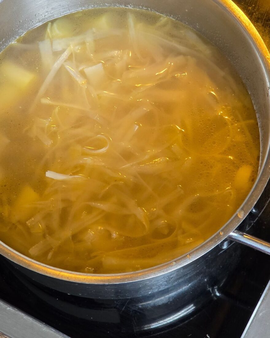Spargelcremesuppe – klassisch, cremig und mit feinem Weißwein 5 Spargelcremesuppe beginnt mit einem aromatischen Spargelfond aus Schalen