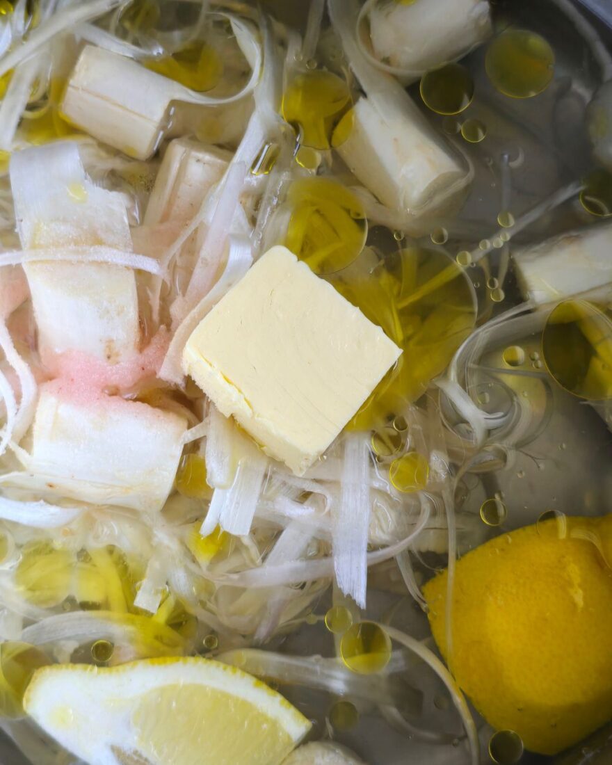 Spargelcremesuppe – klassisch, cremig und mit feinem Weißwein 4 Fond-Zutaten für Spargelcremesuppe mit Butter, Spargelschalen und Pangaea Olivenöl