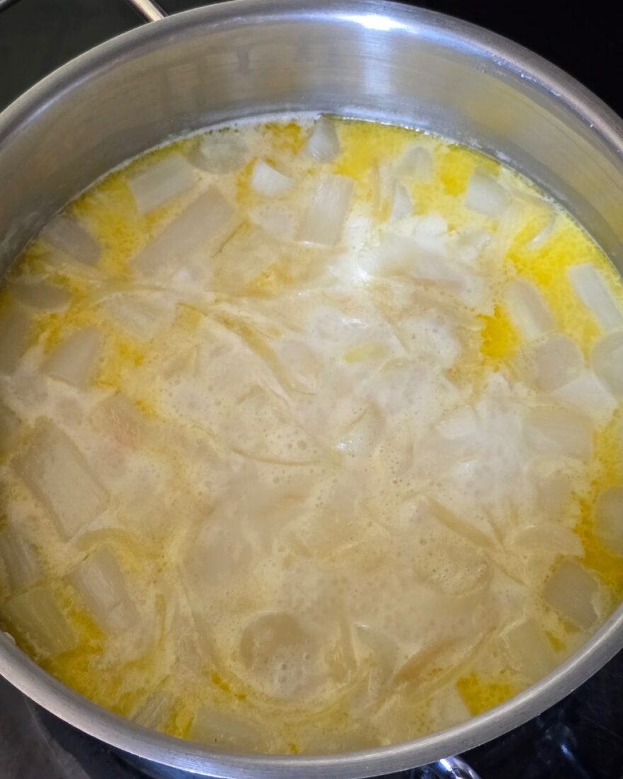 Spargelcremesuppe – klassisch, cremig und mit feinem Weißwein 8 Spargelcremesuppe mit Sahne und Spargelstücken köchelt im Topf