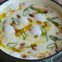 Cremige Spargelcremesuppe in Nahaufnahme mit feinem Olivenöl