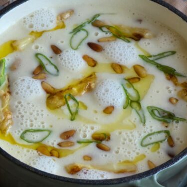 Spargelcremesuppe – klassisch, cremig und mit feinem Weißwein 11 Cremige Spargelcremesuppe in Nahaufnahme mit feinem Olivenöl