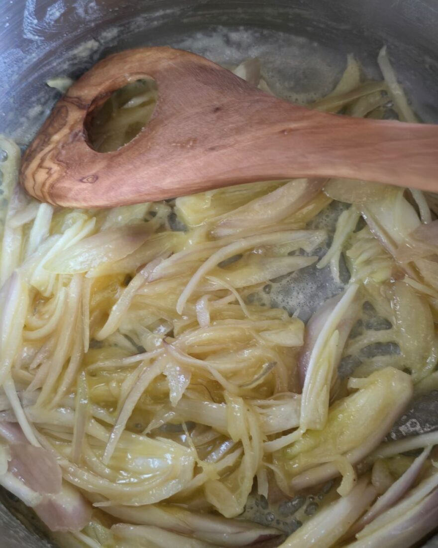 Spargelcremesuppe – klassisch, cremig und mit feinem Weißwein 6 Schalotten und Knoblauch für Spargelcremesuppe in Butter glasig anschwitzen