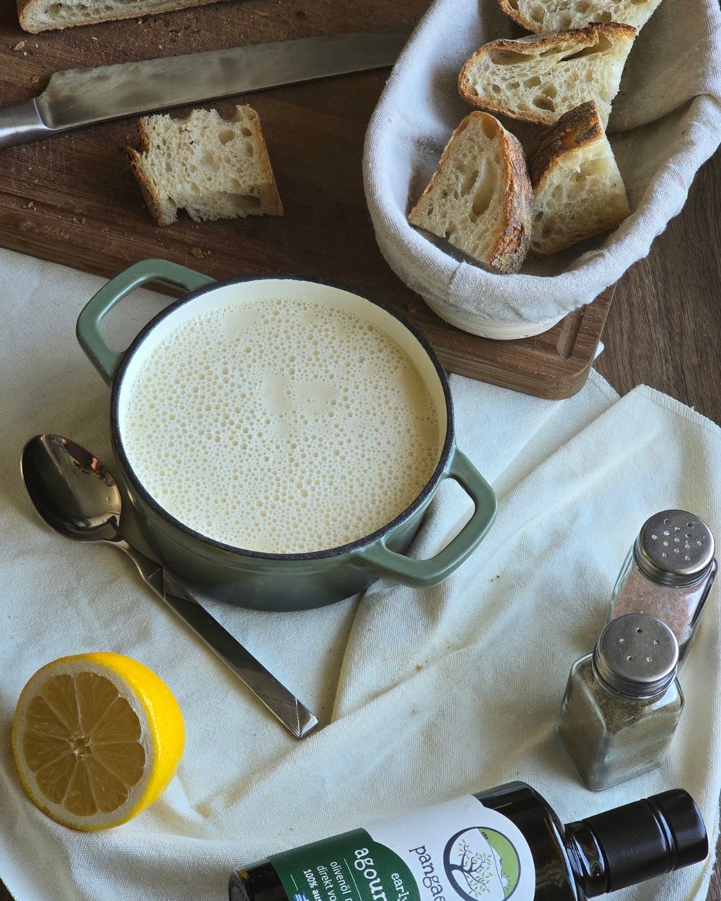 Spargelcremesuppe mit Brot angerichtet und mit Pangaea Olivenöl verfeinert