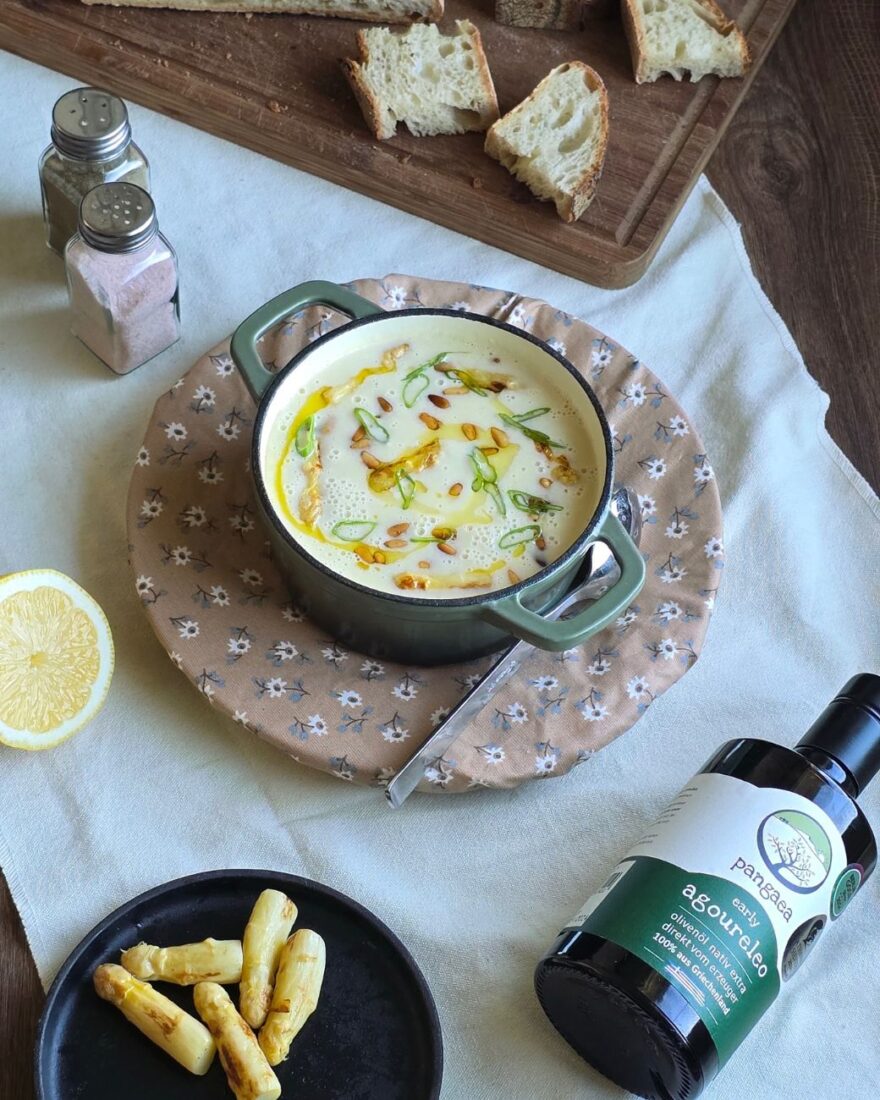 Spargelcremesuppe – klassisch, cremig und mit feinem Weißwein 12 Spargelcremesuppe von oben mit Garnitur und Pangaea Olivenöl