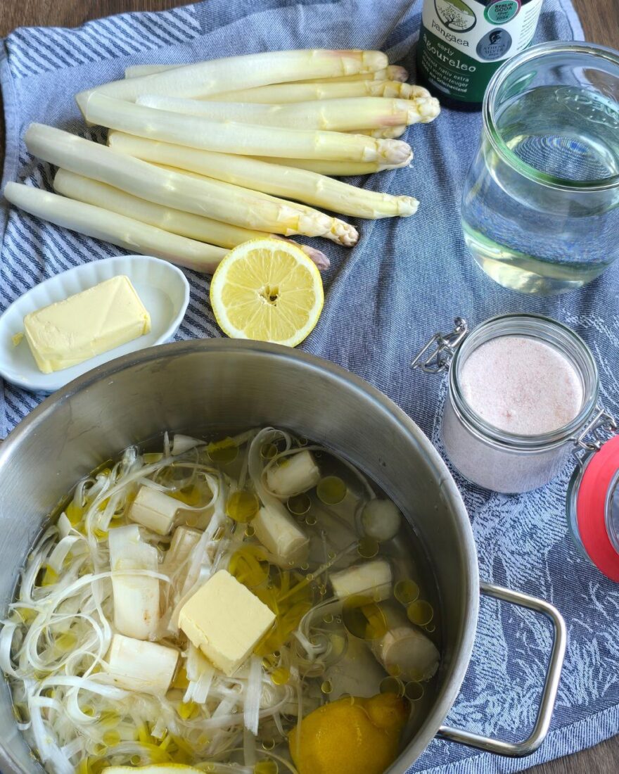 Spargelcremesuppe – klassisch, cremig und mit feinem Weißwein 3 Zutaten für Spargelcremesuppe mit weißem Spargel, Butter, Weißwein und Pangaea Olivenöl