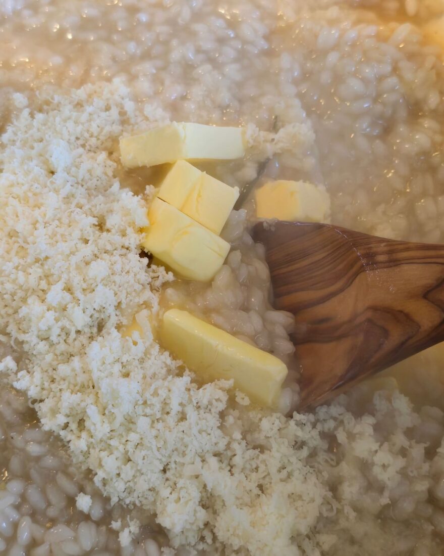 Butter und Parmesan im fertigen Risotto