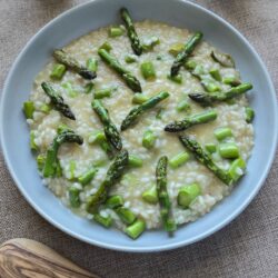 Spargelrisotto mit grünem Spargel 7 Spargelrisotto mit grünem Spargel und extra nativem Olivenöl