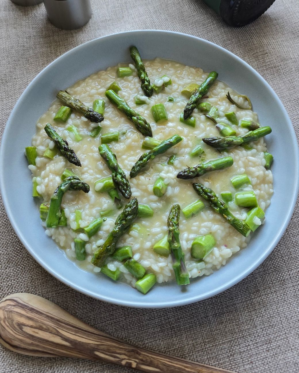 Spargelrisotto mit grünem Spargel und extra nativem Olivenöl