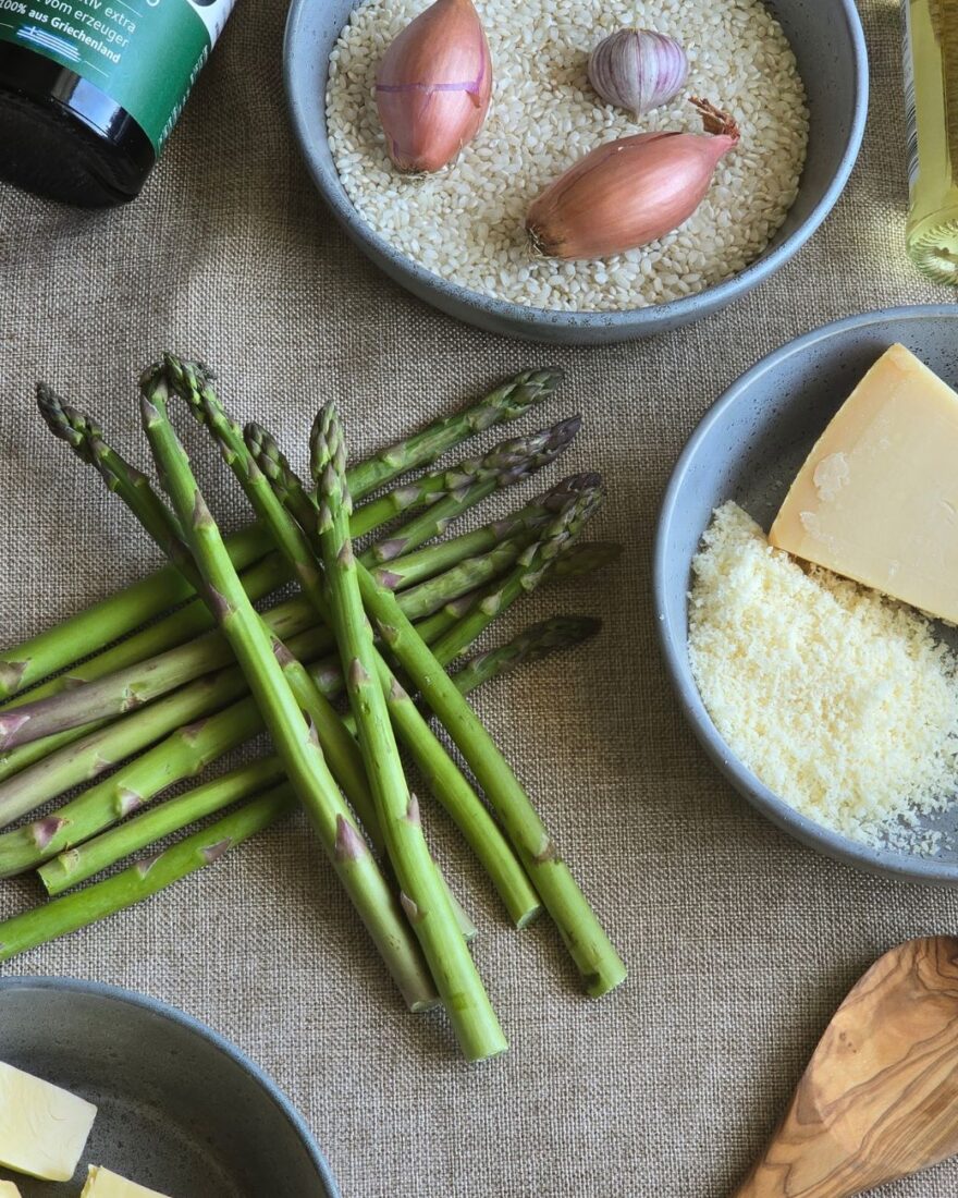 Spargelrisotto mit grünem Spargel 3 Zutaten für Spargelrisotto mit extra nativem Olivenöl