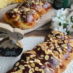 Tsoureki – Griechisches Osterbrot mit Kardamom, Mahlep & Mastix 10 Olivenöl im Hintergrund