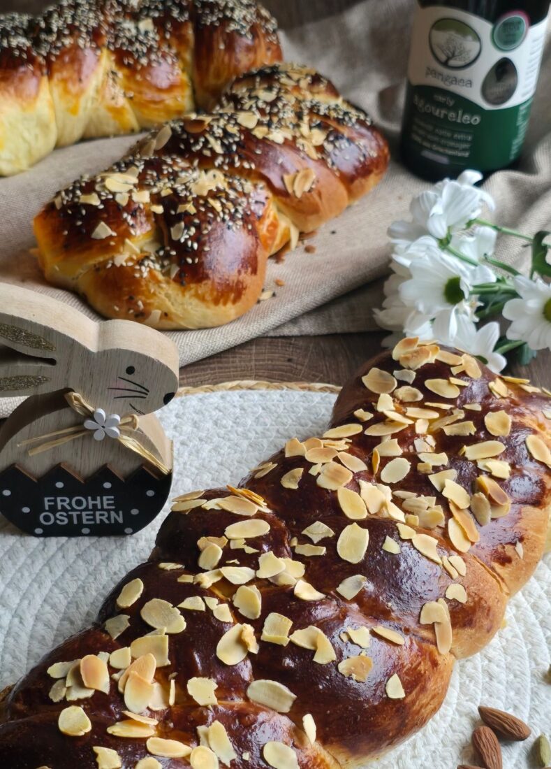 Tsoureki – Griechisches Osterbrot mit Kardamom, Mahlep & Mastix 2 Olivenöl im Hintergrund