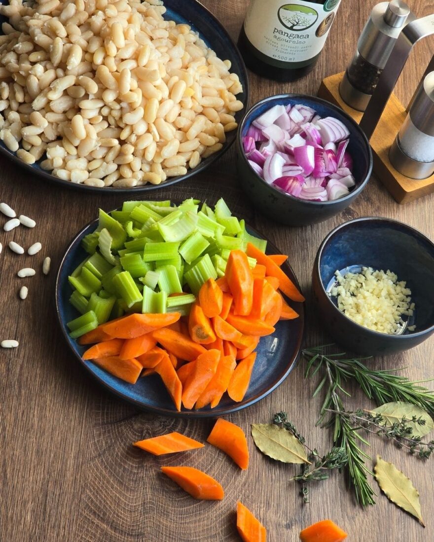 Zutaten für Fasolada – weiße Bohnen, Sellerie, Möhren, Kräuter, Zwiebeln