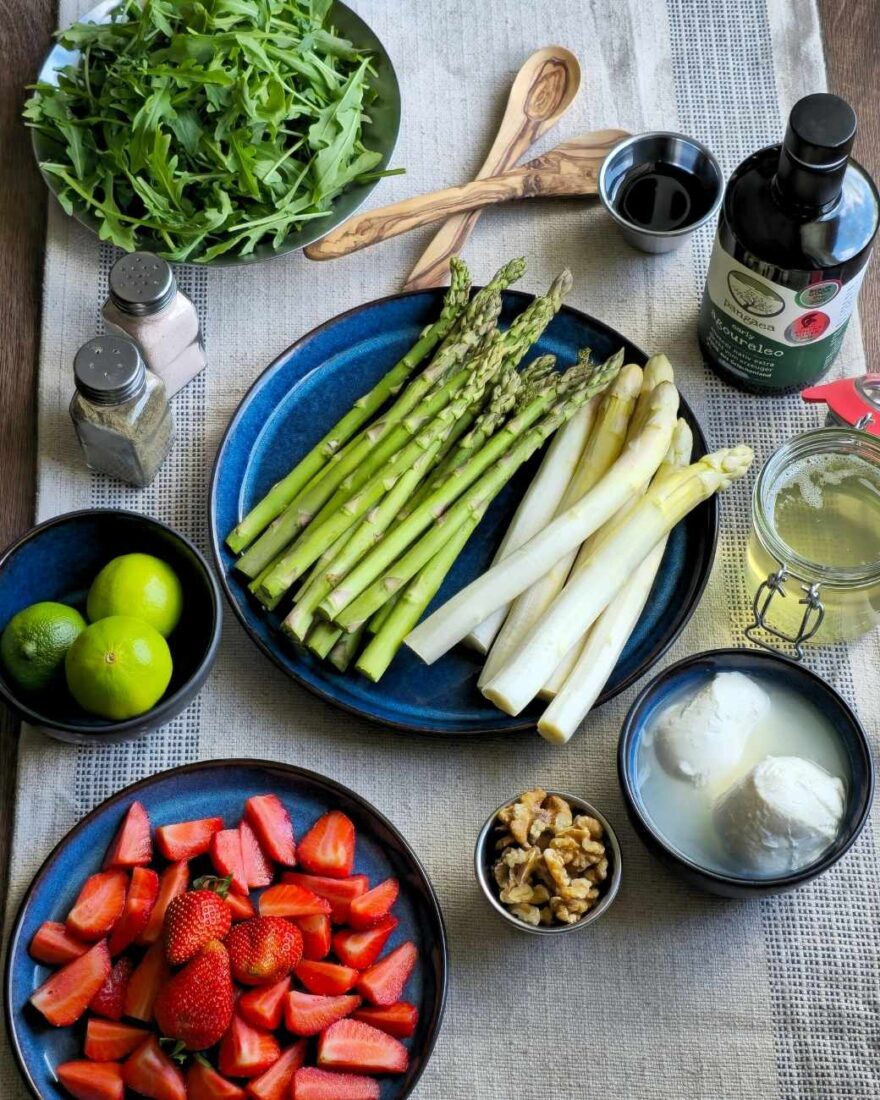 Spargel-Erdbeer-Salat mit Rucola & Walnüssen 3 Zutaten für Spargel-Erdbeer-Salat mit Rucola, Mozzarella und Pangaea Olivenöl